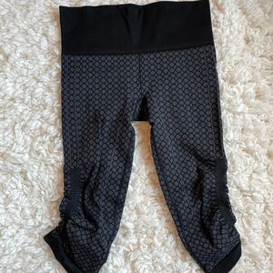 Lululemon size 4, grey and black in excellent cond